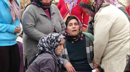 Fabrikada gördüğü katiline aşık olan Elif ailesinin izniyle evlenmiş