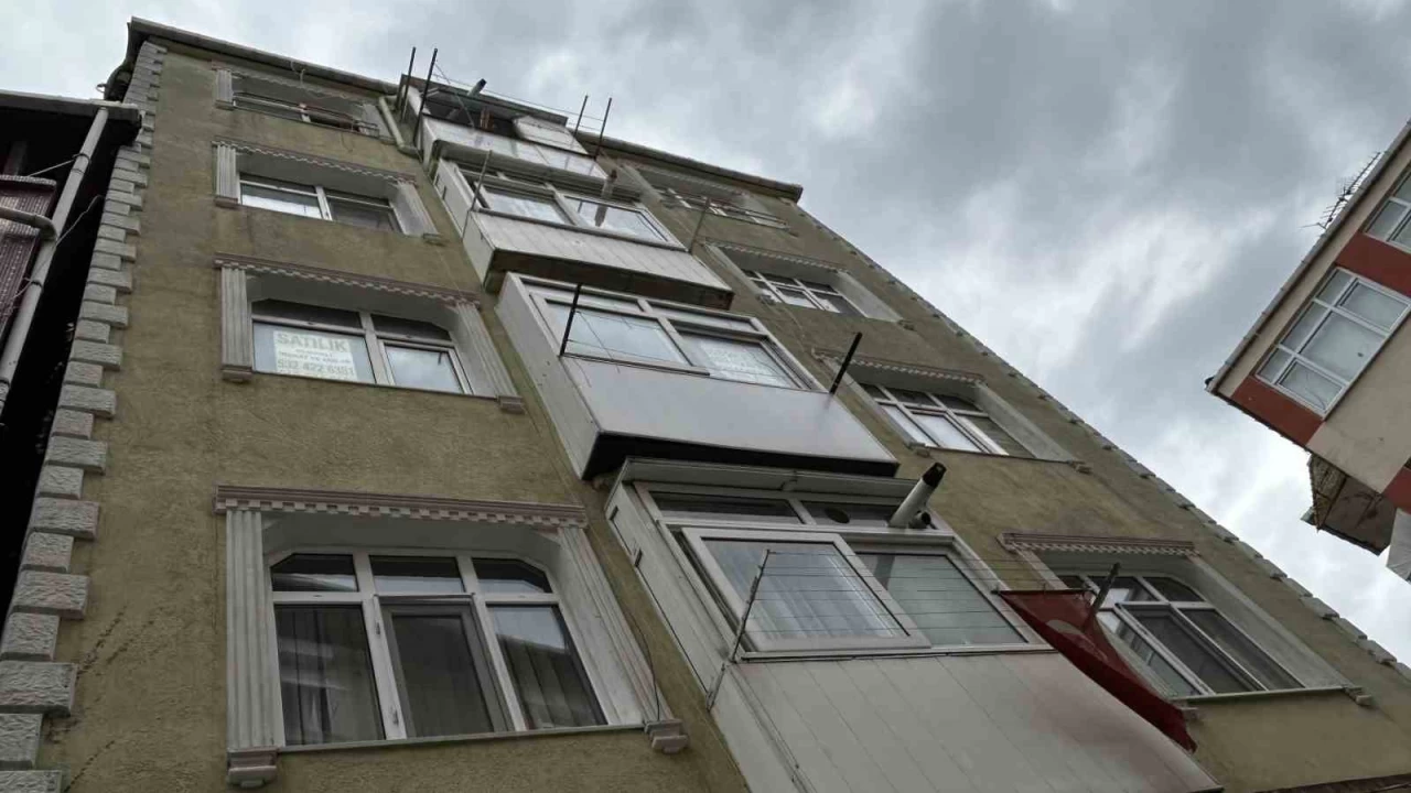 Fatih'te pheli lm: Bir kadn 5. kattan dt