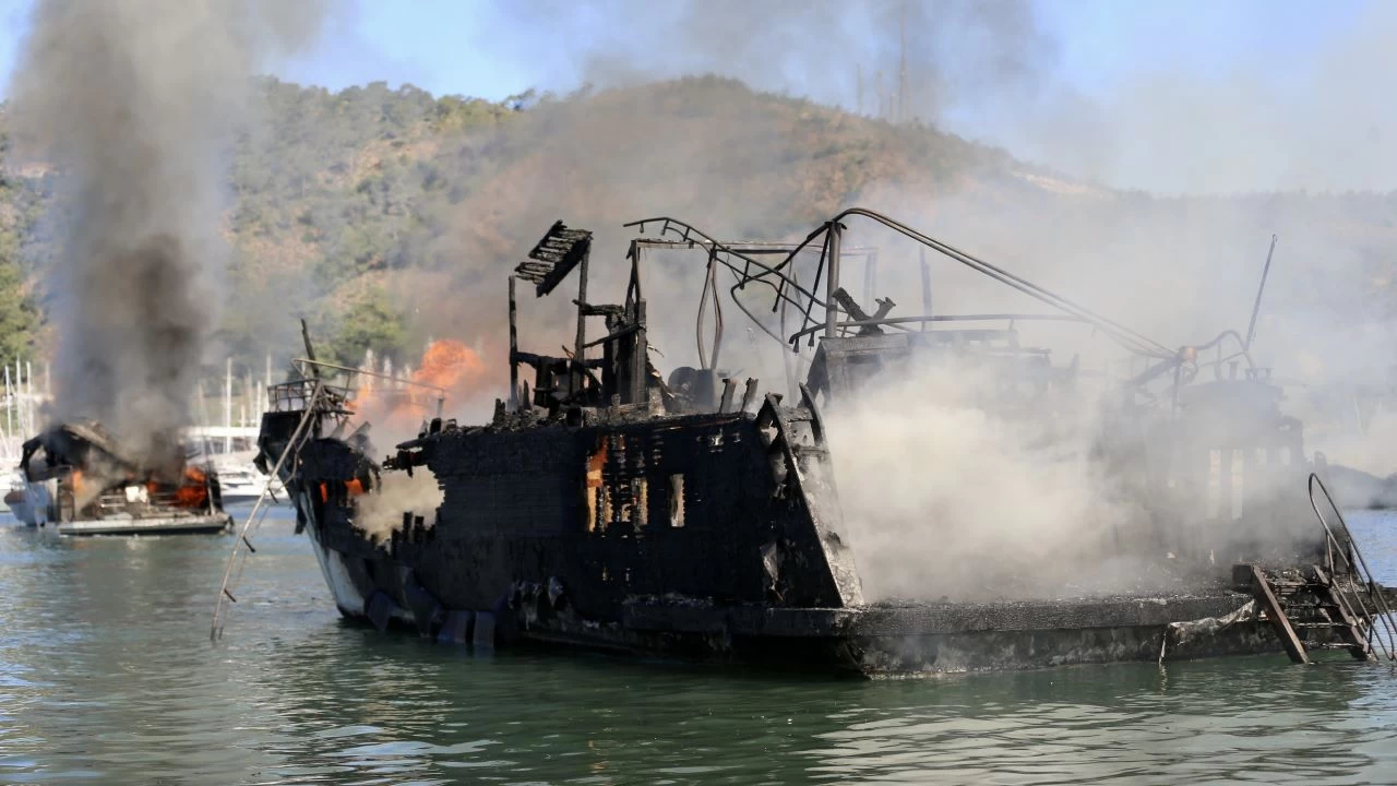 Fethiye'de 3 motor yat ile 1 yelkenli kül oldu