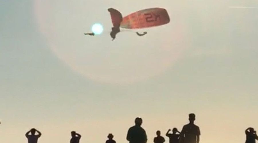 Fethiye'de paraşütler havada çarpıştı
