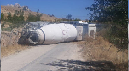 Freni boşalan beton mikseri devrildi