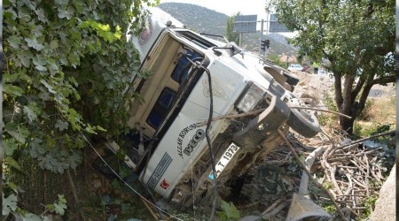 Freni boşalan kamyon bahçeye uçtu: 3 yaralı