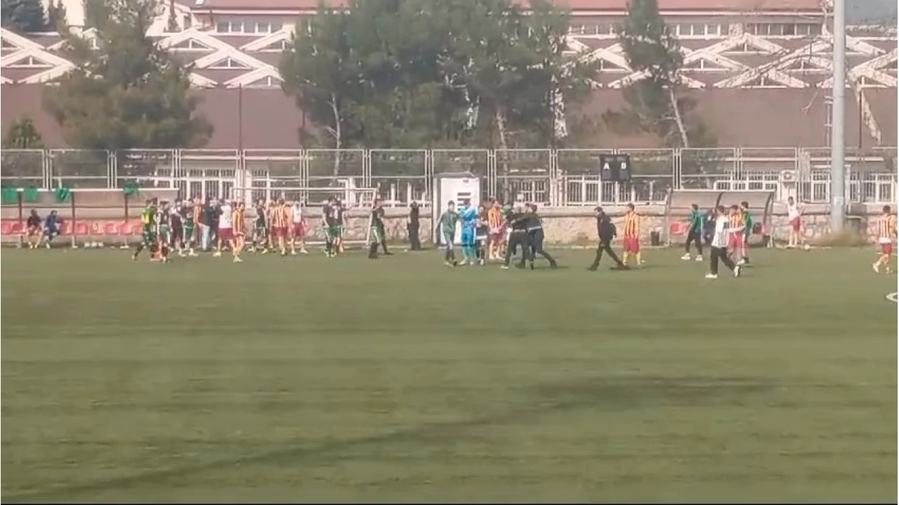 Futbol sahas� sava� alan�na d�nd�: Tekmeler havada u�u�tu