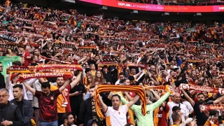 Galatasaray ampiyonluu taraftar nnde kutlad