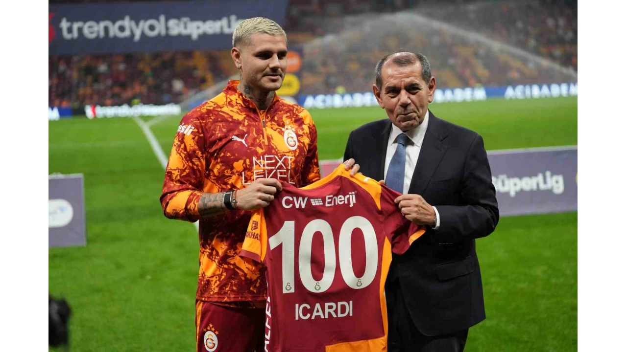 Galatasaray'da 100. mana kan Mauro Icardi'ye plaket verildi