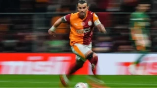Galatasaray'�n sol stoper plan�nda zorunlu de�i�iklik