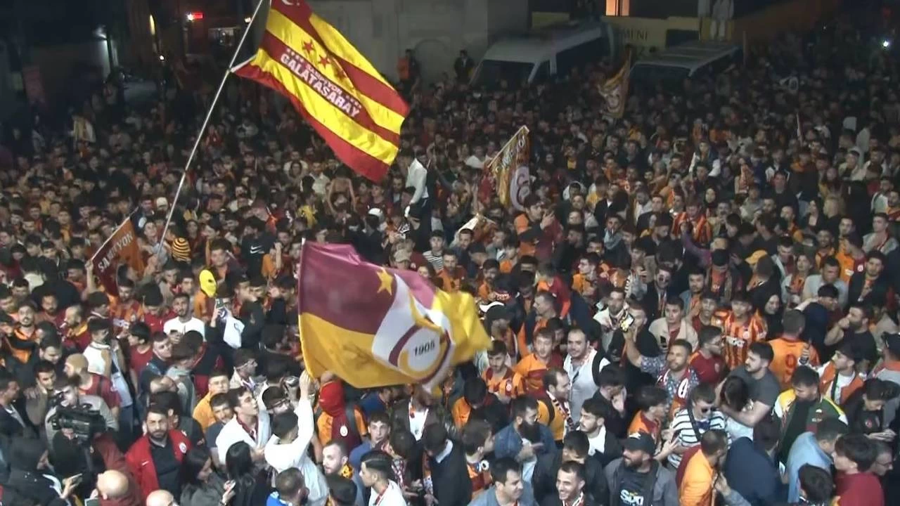 Galatasarayl taraftarlar Taksim'e akn etti