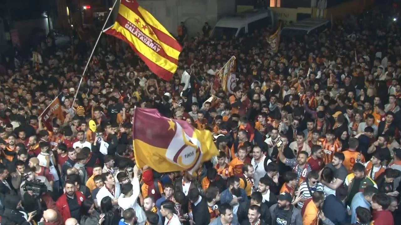 Galatasarayl� taraftarlar Taksim'e ak�n etti