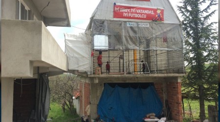 Garaj üstüne kapalı halı saha inşa etti