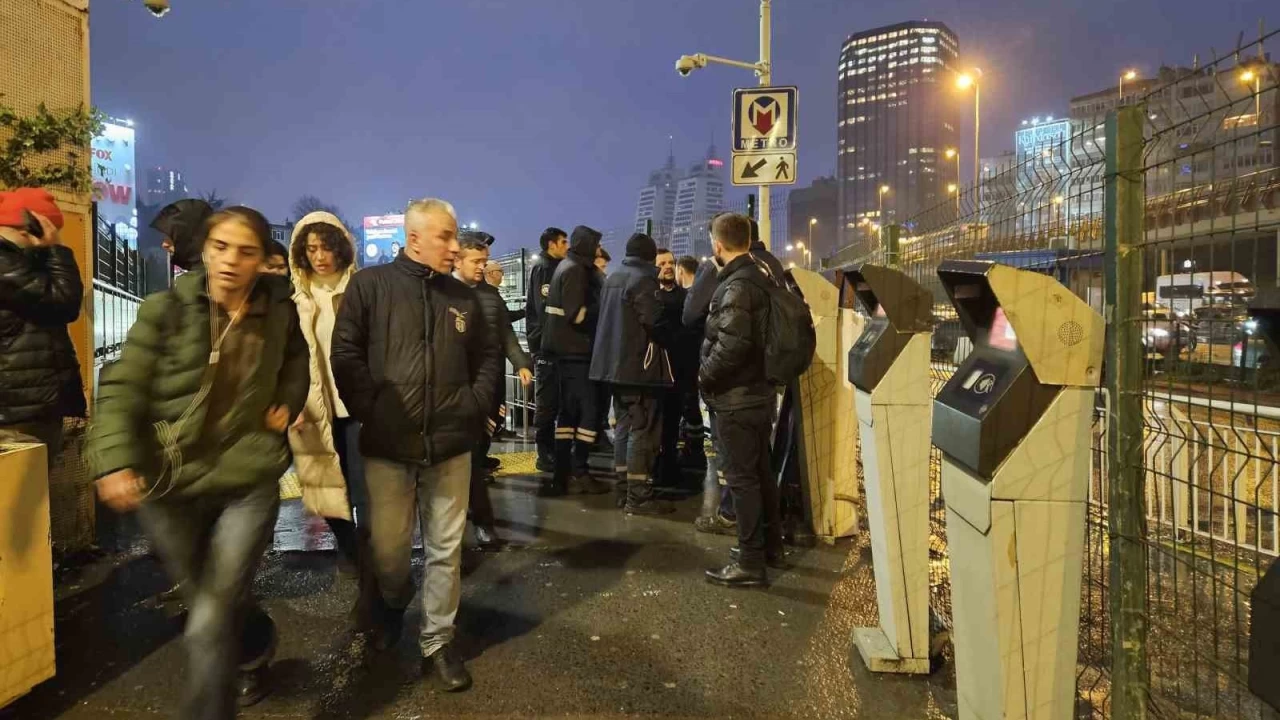Gayrettepe'de yürüyen merdivende sıkışan işçi hayatını kaybetti