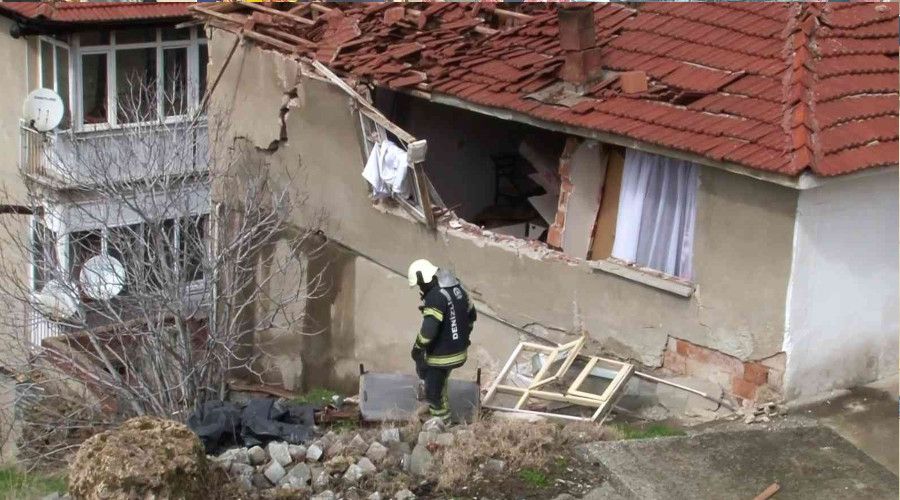 Gaz skmas sonucu patlamann meydana geldii ev harabeye dnd