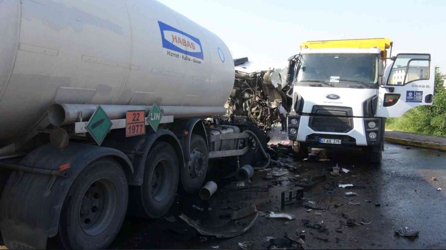 Gaz tankeri ile kamyon �arp��t�