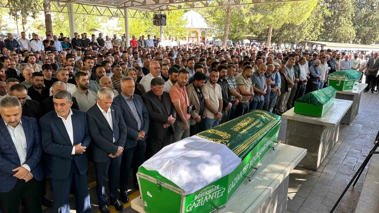 Gaziantep'te 6 tabut yan yana dizildi, göz yaşları sel oldu