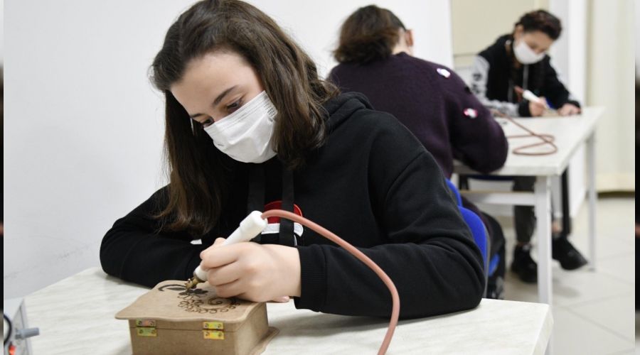 Gençler ahşaba şekil veriyor