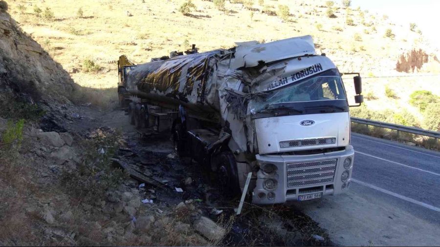 Gerc��'te asfalt y�kl� t�r devrildi