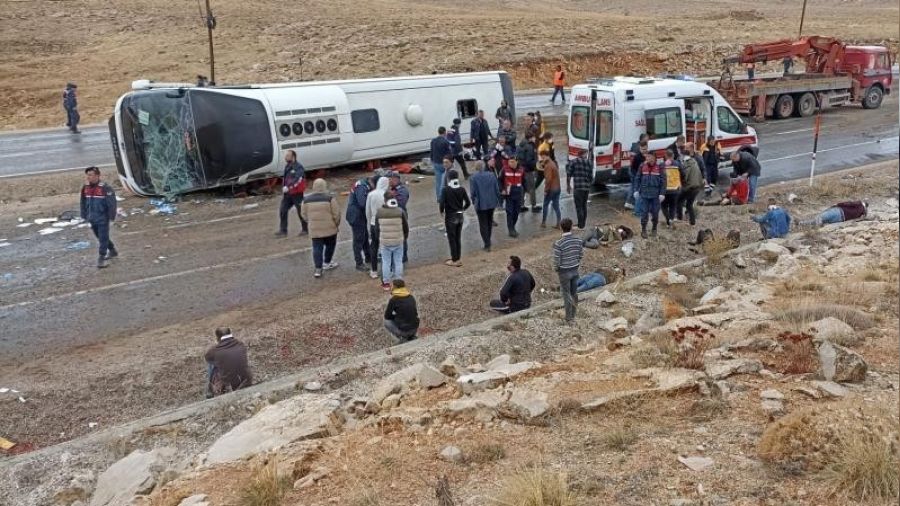 Göçmenleri taşıyan otobüs devrildi: 3 ölü çok sayıda yaralı