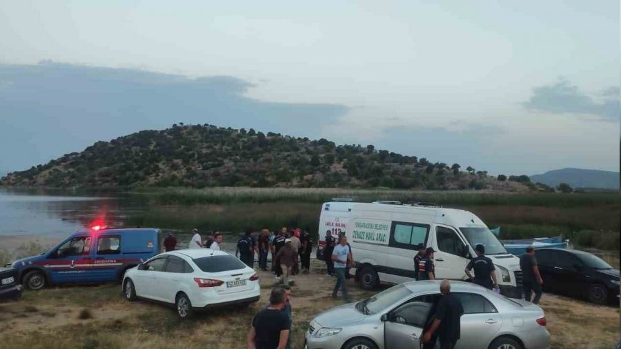 G�lde batan teknedeki 2 ki�i kurtuldu