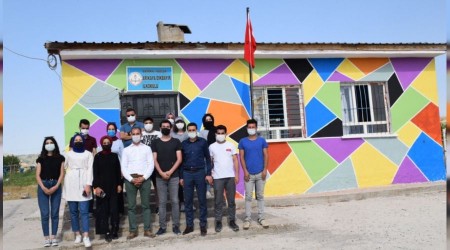 Gönüllü öğretmenler köy okullarına renk kattı