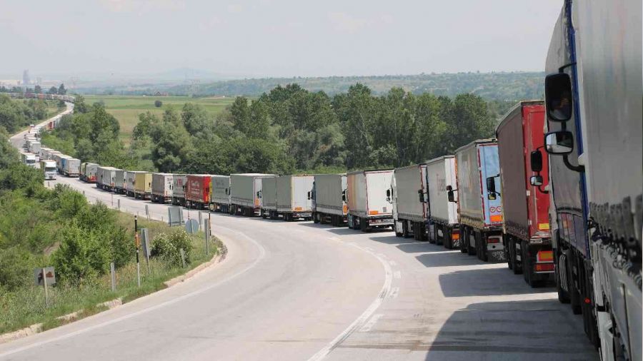 Gümrükte tır kuyruğu 40 kilometreyi aştı