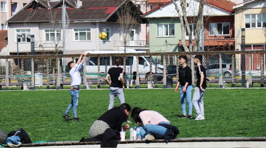 Güneşi gören soluğu parklarda aldı
