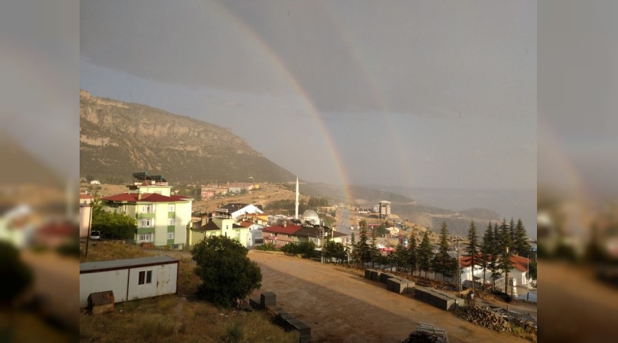 Güneşli havada kristal şeklinde yağmur