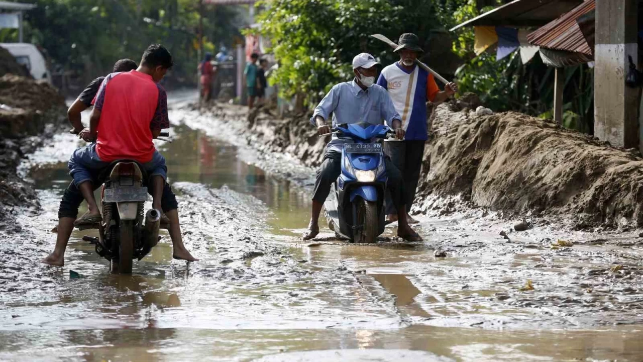Güney Asya'da can kaybı bin 220'ye yükseldi