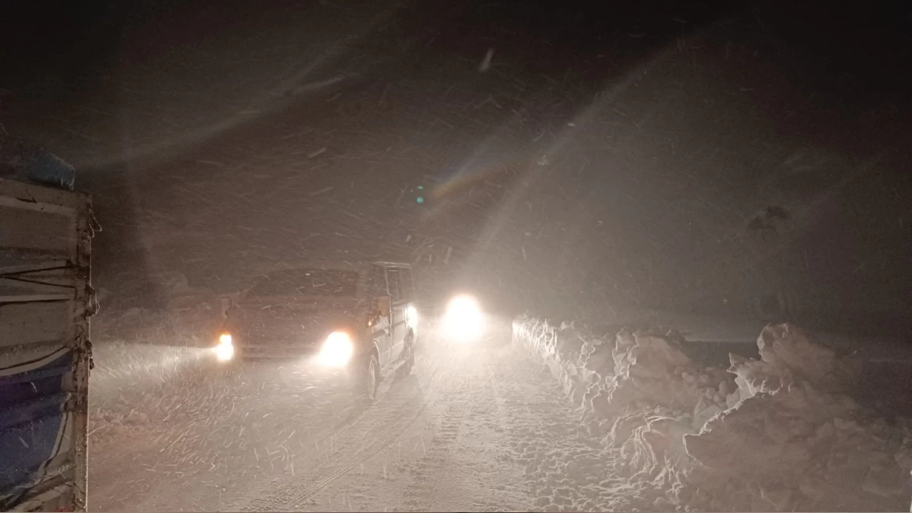 Hakkari'de kar ve tipi etkili oldu, sürücüler zor anlar yaşadı