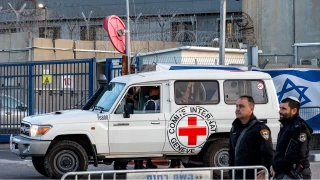 Hamas, esir takasının altıncı turunda Gazze'deki 3 İsrailli esiri Kızılhaç'a teslim etti