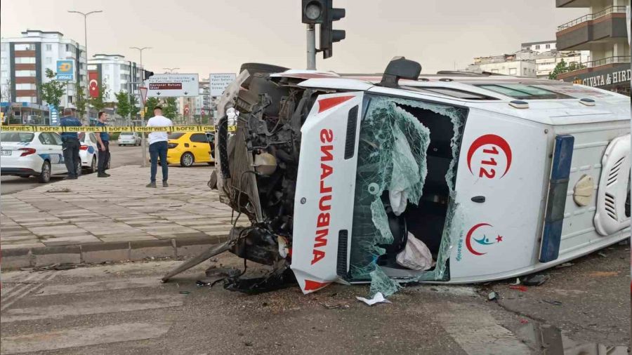 Hasta almaya giden ambulans kaza yaptı