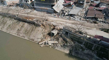Hatay'da Asi Nehri'nin bazı kısımlarında çökme meydana geldi