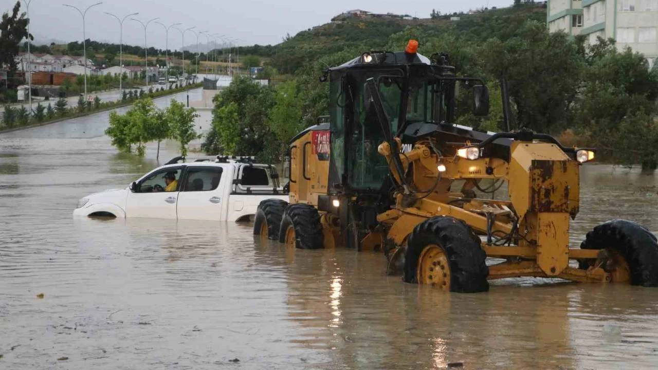 Hatay'da göle dönen yolda mahsur kalan araç kurtarıldı