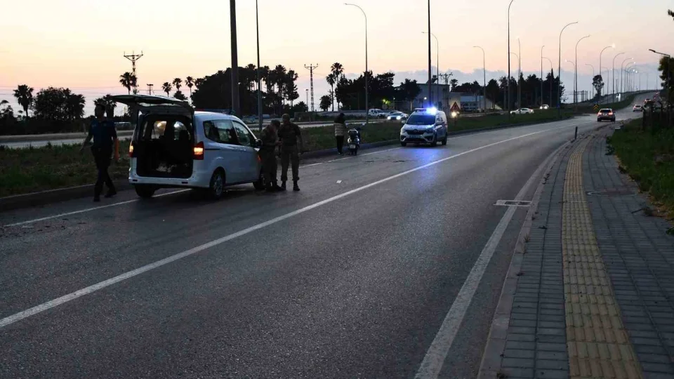 Hatay'da kontrolden ��kan motosiklet devrildi: 2 �l�