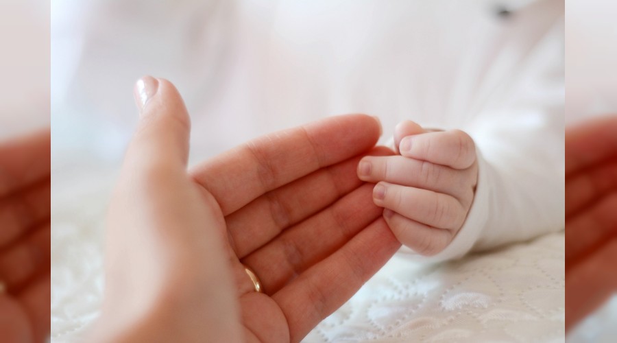 Hem anneyi  hem bebe�i koruyan asker