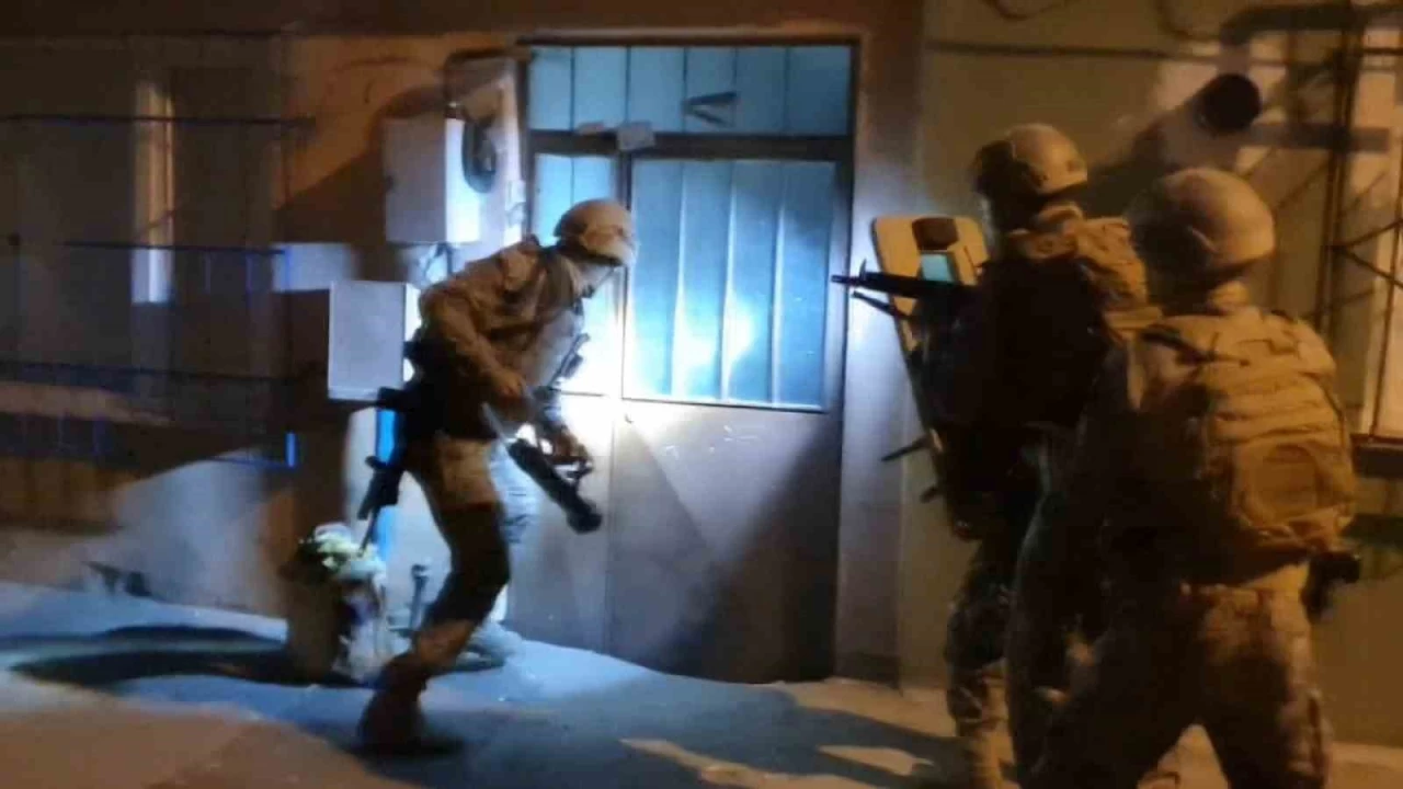 Her taraftan çıkıyorlar