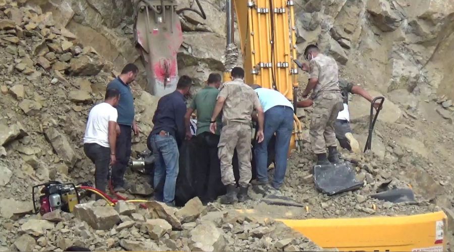 Heyelan sonucu iş makinasında sıkıştı