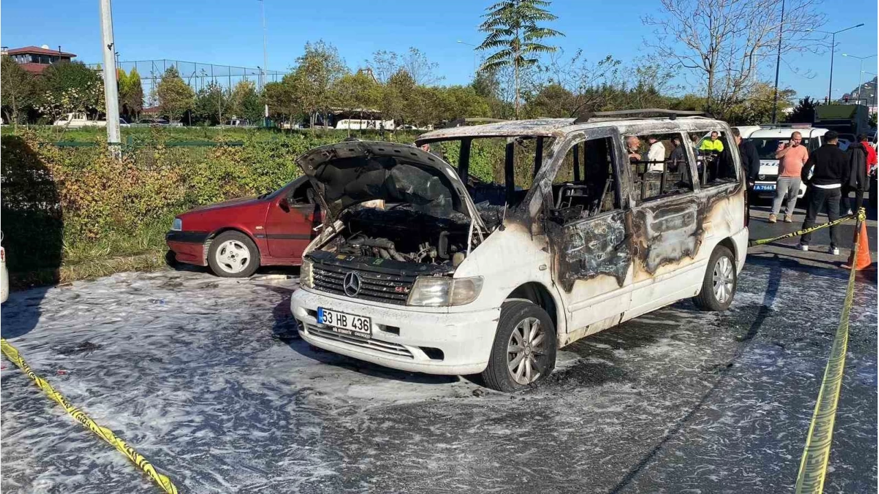 Hopa'da minibüs yangını korkuttu