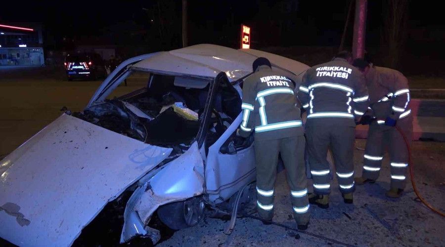 Hurdaya dönen otomobilde sürücü sıkıştı, ekipler zamanla yarıştı