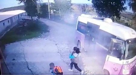 İçi öğrenci dolu servis alev aldı: Panik anları kamerada