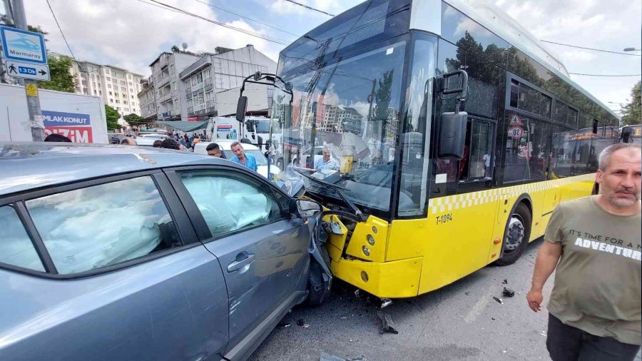 İETT otobüsüne çarpan otomobilini bırakıp kaçtı