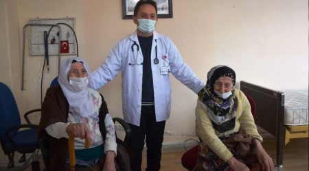İkiz nineler ikinci doz aşılarını oldu