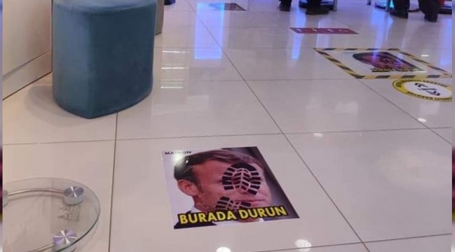 İnegöl'de Fransa Cumhurbaşkanına stickerlı tepki