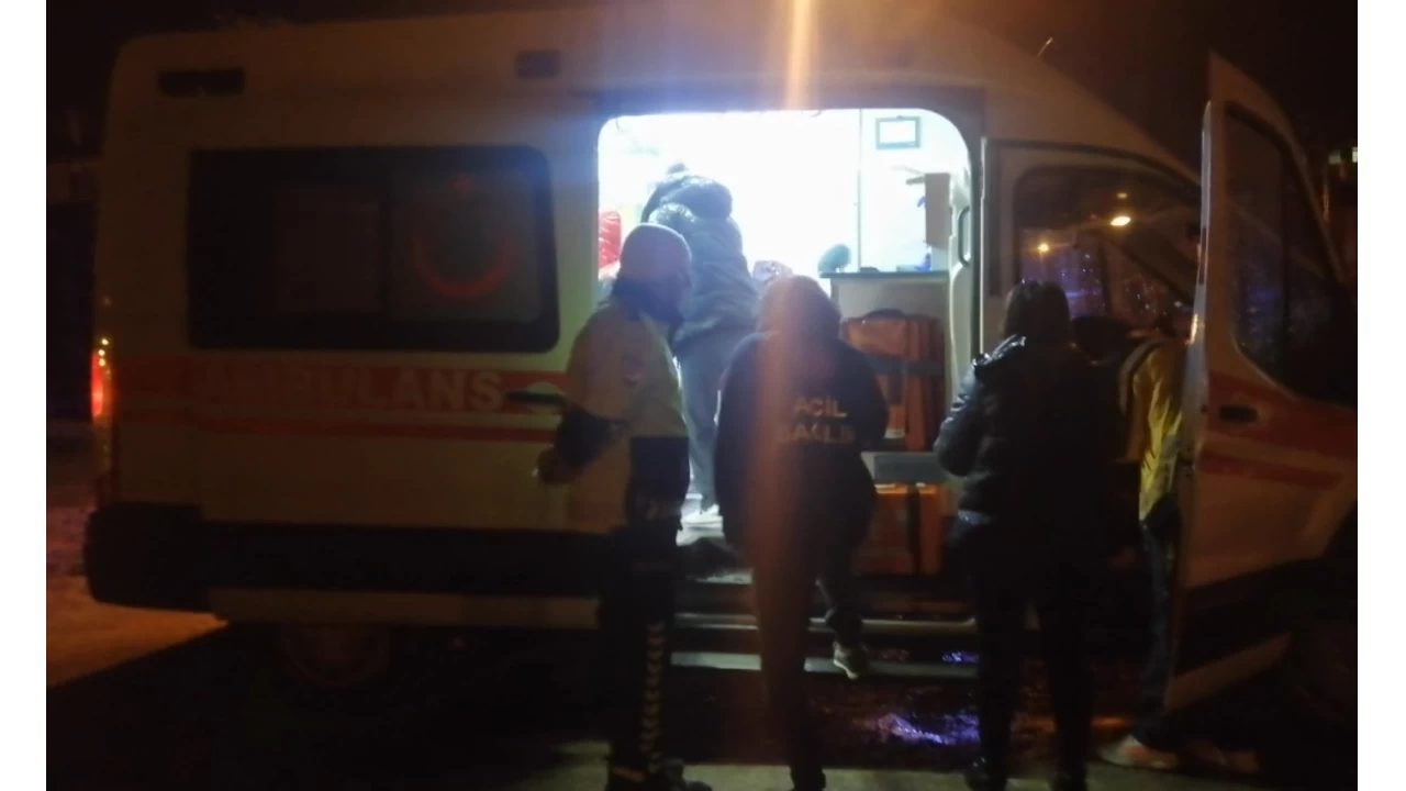 İnşaatta oluşan çukura 2 otomobil düştü, 2 çocuk yaralandı