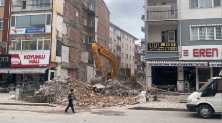 İş makinesi, bir iş yerine ve evlere zarar verdi