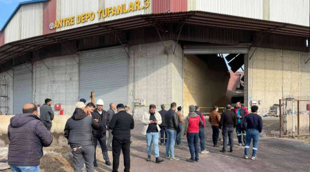 İskenderun'da antreponun çatısı çöktü