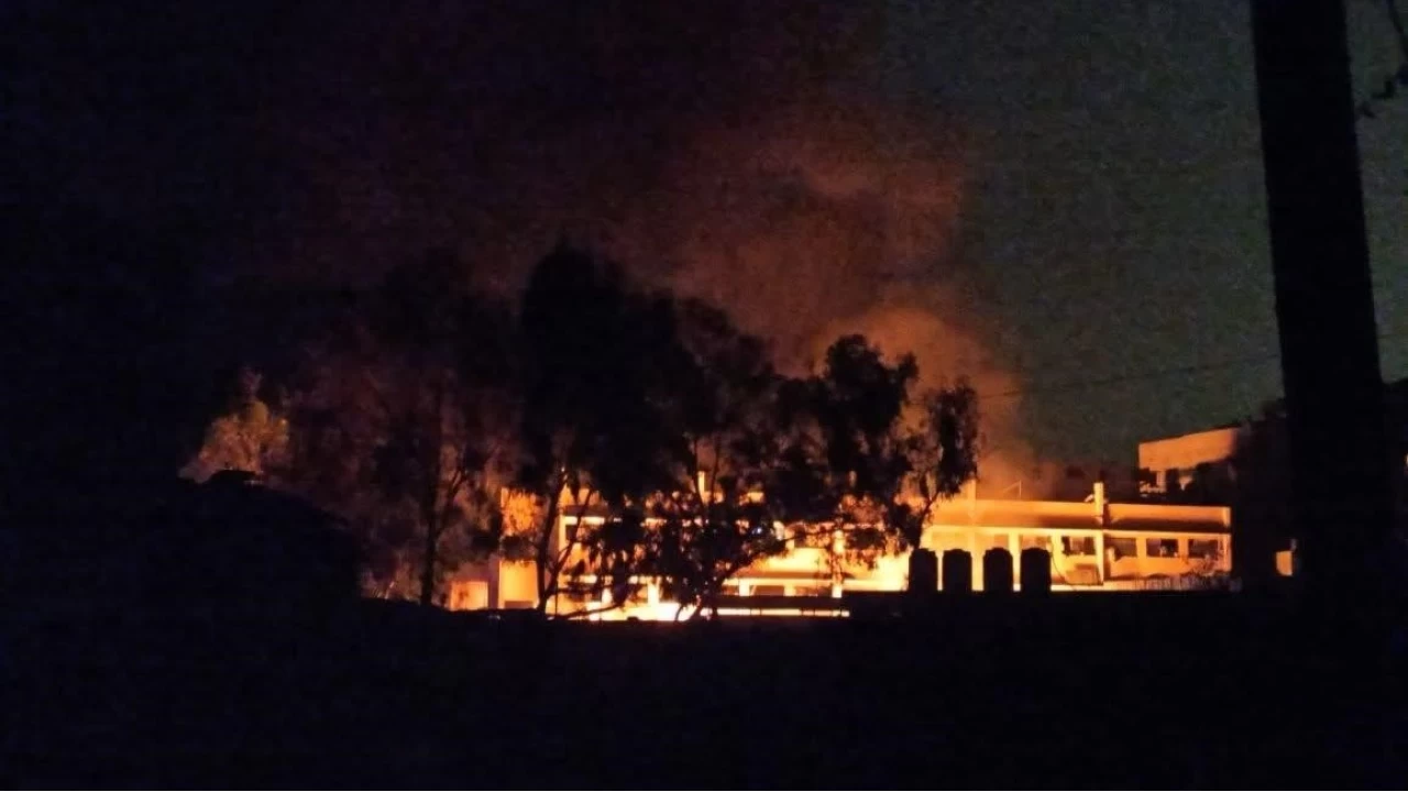 �srail ordusu Gazze'de yine okulu vurdu