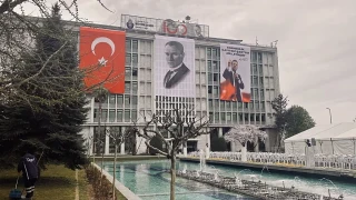 İstanbul Büyükşehir Belediyesi'nin (İBB) bazı ihalelerine ilişkin soruşturmada 12 kişi gözaltına alındı. Gözaltına alınanlar arasında İBB Satın Alma Dairesi Başkanı Mustafa Sökmen ile Kent Lokantalarından sorumlu şube müdürü de bulunuyor