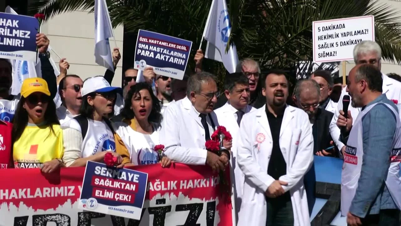 �stanbul'da sa�l�k �al��anlar� eylem yapt�