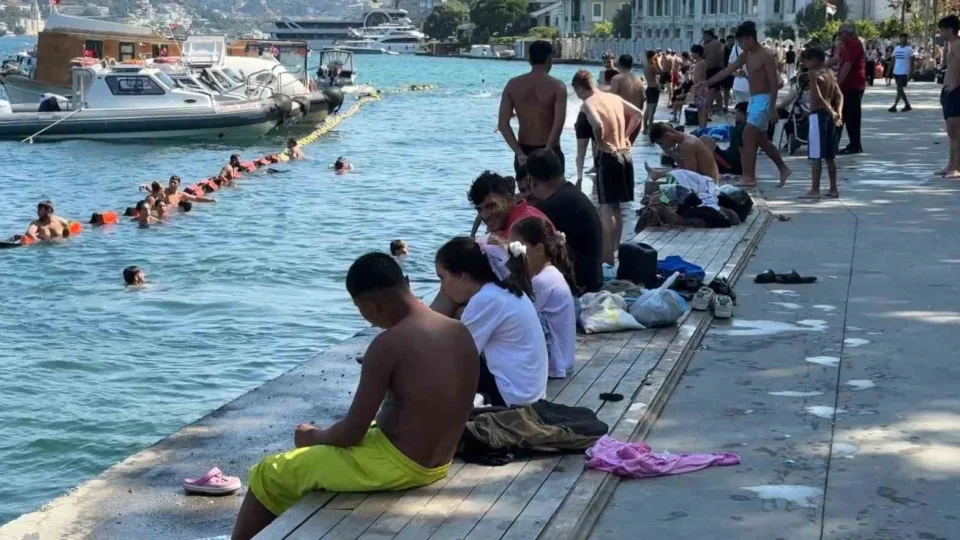 �stanbul'da s�cak hava etkili oldu: Park ve sahiller doldu ta�t�