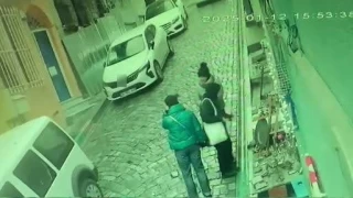 İstanbul'da yokuştan kayan otomobil kadını ezdin