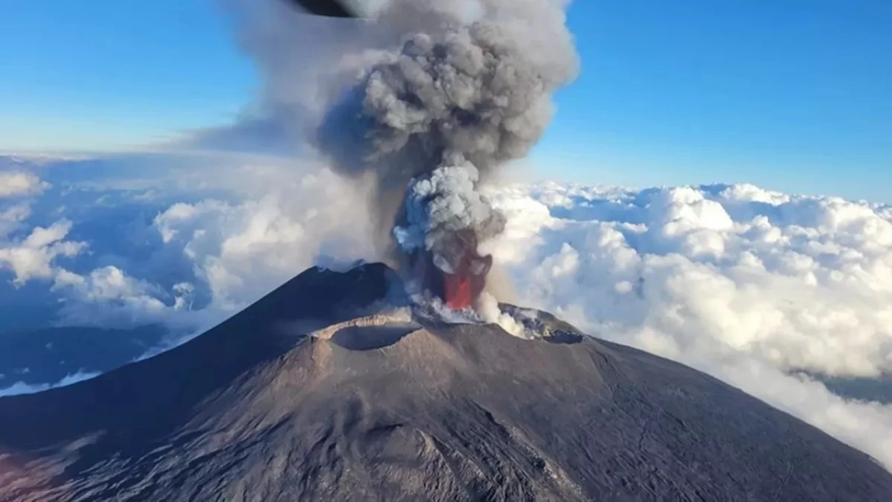 İtalya'da Etna Yanardağı hava ulaşımın aksattı